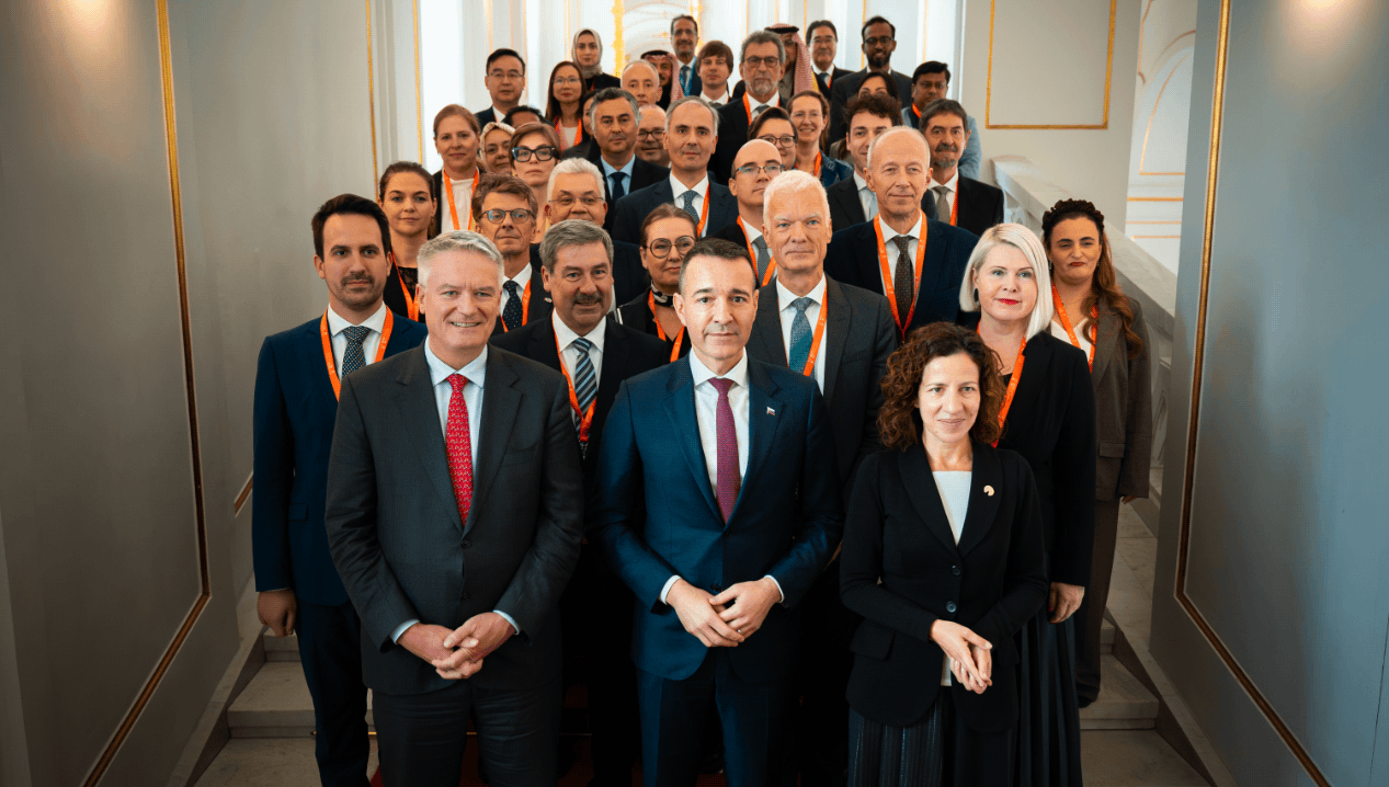 Vzdelávacie systémy potrebujú AI, ktorá pomáha učiť, posilňuje učiteľov, znižuje nerovnosti a rešpektuje etické princípy.