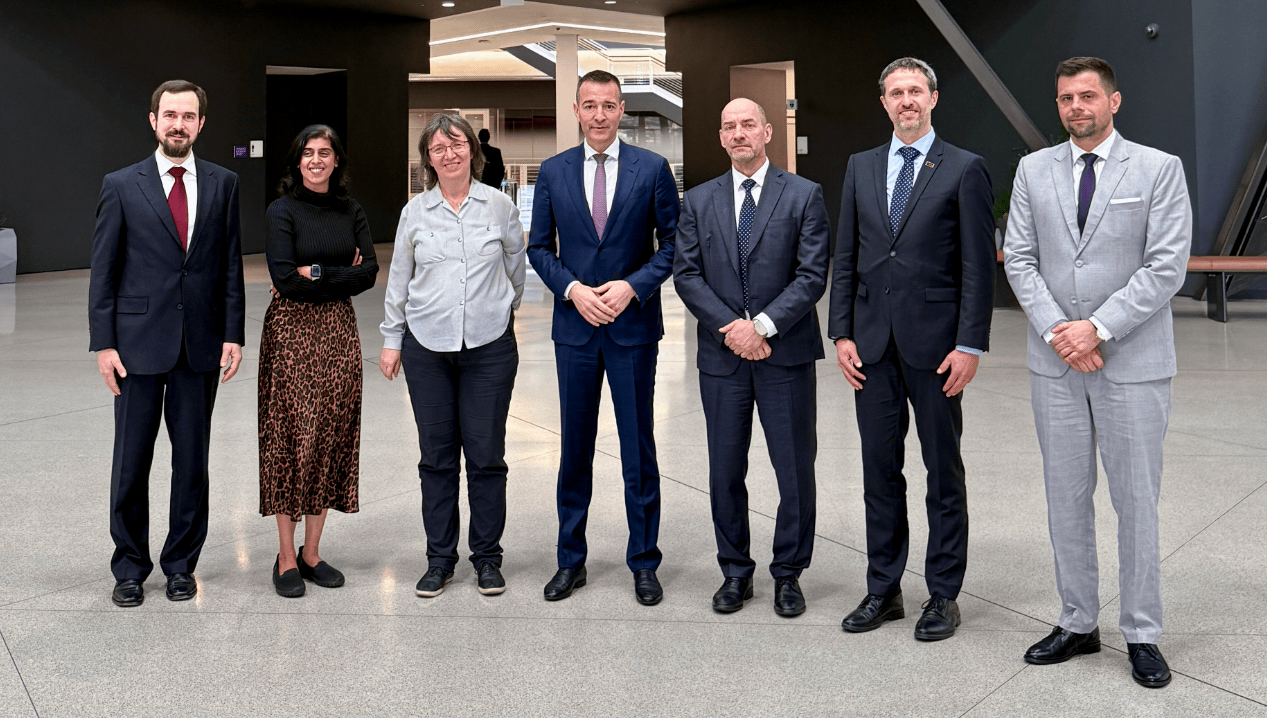 Minister školstva Tomáš Drucker sa v USA zúčastnil globálneho stretnutia krajín spolupracujúcich s OpenAI na využívaní AI vo vzdelávaní.